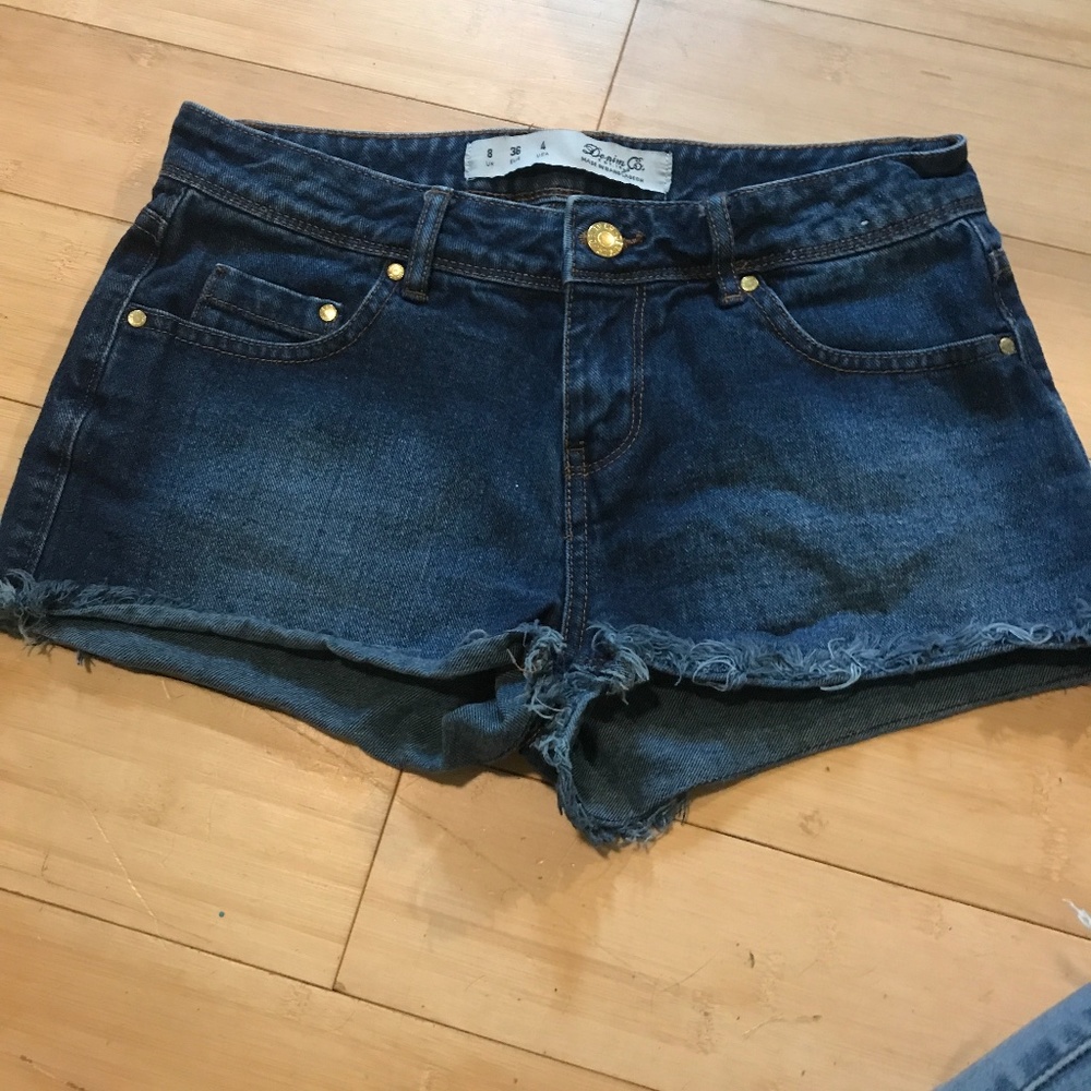 Jean shorts with giraffe print on the back